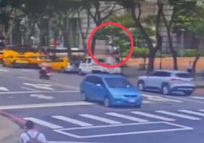 潑漆影像曝光！機車男騎上人行道灑市府「白漆」，警掌握身分追緝。(王揚傑翻攝)