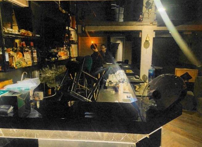 林森北路某酒吧今年2月凌晨遭放信号弹砸店。（警方提供）