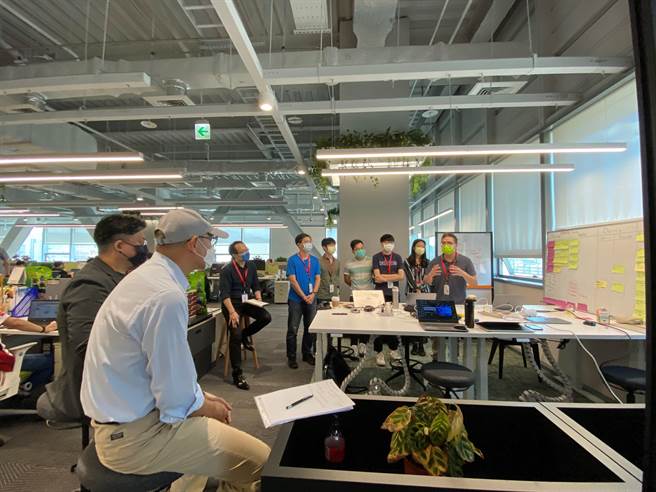遠傳以各種創新方式導入敏捷轉型，如舉辦敏捷訓練營、技術社群分享會、讀書會等活動。（遠傳提供）