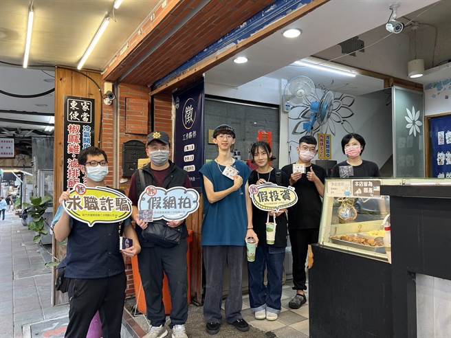 新竹市警方跟便当店合作制作防诈宣导小物，向大学生宣导避免被诈骗。（新竹市警局提供／王惠慧新竹传真）