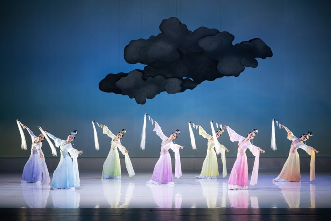 民族舞剧经典《七夕雨》场景：七仙女下凡嬉戏。(图／臺北市立国乐团提供)