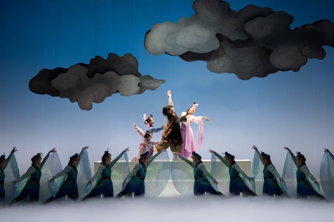 民族舞剧经典《七夕雨》场景：牛郎织女鹊桥相会。(图／臺北市立国乐团提供)