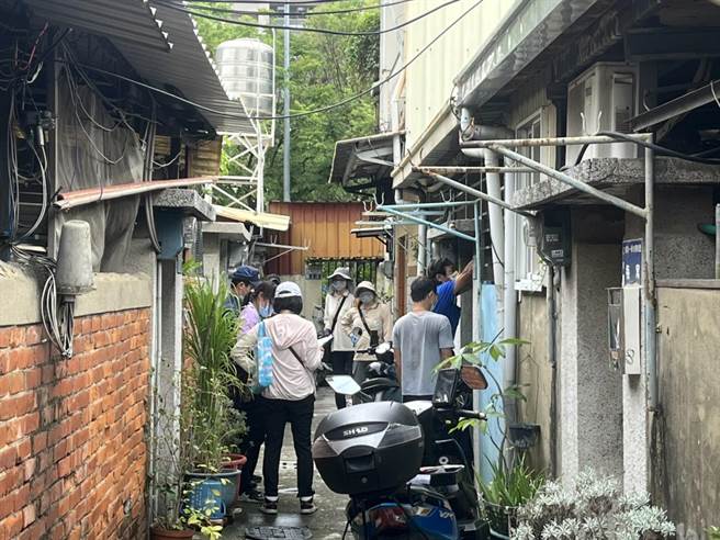 台南市累计已有6例本土登革热病例，今天上午在成功里进行家户喷药防治。（曹婷婷摄）