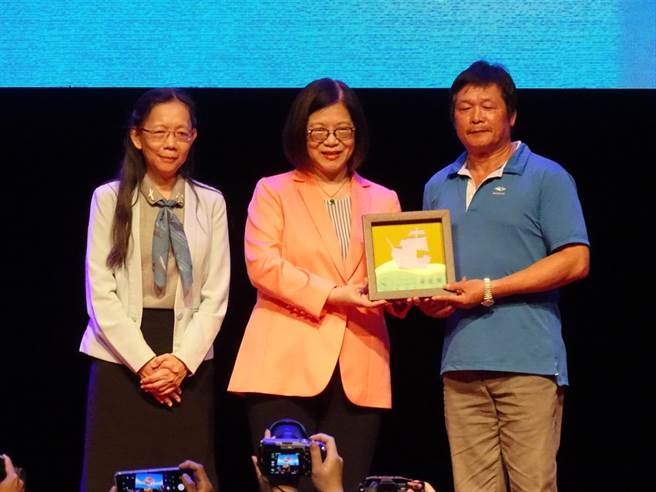 金門縣進嚮6號漁船共清除約2335公斤海洋廢棄物，榮獲全國最佳環保艦隊特優獎。(圖／金門縣環保局提供)