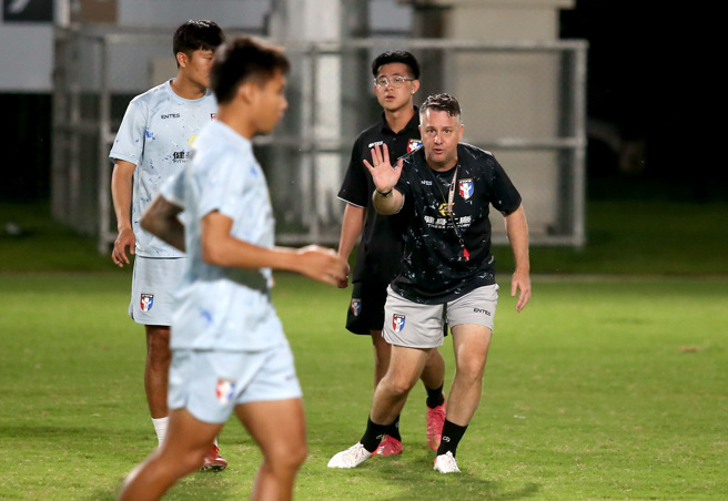 中华男足总教练怀特（右）在训练中提醒压迫拚抢的要点。（李弘斌摄）