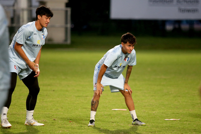 蔡立靖（右）期待与泰国梅西的地虎对决。（李弘斌摄）