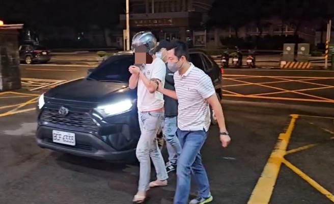 檢警昨晚在南投逮到年約25歲的主嫌謝姓男子，以及另涉案的3人，目前4人從今早開始接受桃園市大園警方訊問中。（翻攝照片／蔡明亘桃園傳真）