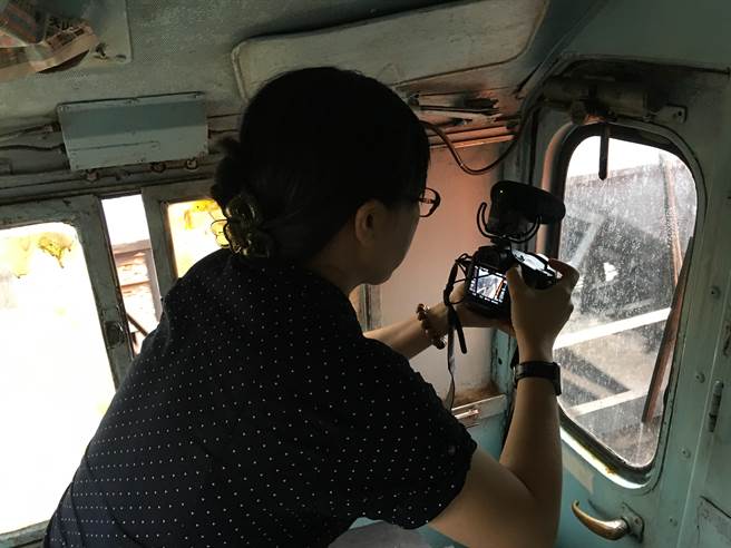 萧菊贞导演和司机员挤近小小的火车机车头中，长达6个多小时的站立拍摄，才能记录下电影中看到的这些珍贵画面 （上善医文化工作室提供）