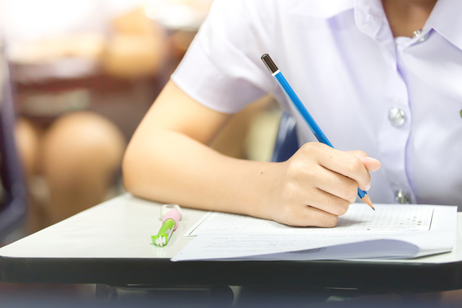 大陆网红李右溪挑战用甲骨文写2023年的高考作文题目，引来关注。（示意图／达志影像）