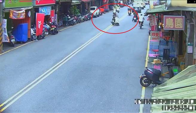 新北市49岁蔡姓男子昨日下午骑车经过三重区自强路五段时，不仅满身酒气，还未戴安全帽并随意跨越双黄线，被警方拦下查获后，又试图反抗警方执法，当场被警方压制在地逮捕。(黄敬文翻摄)