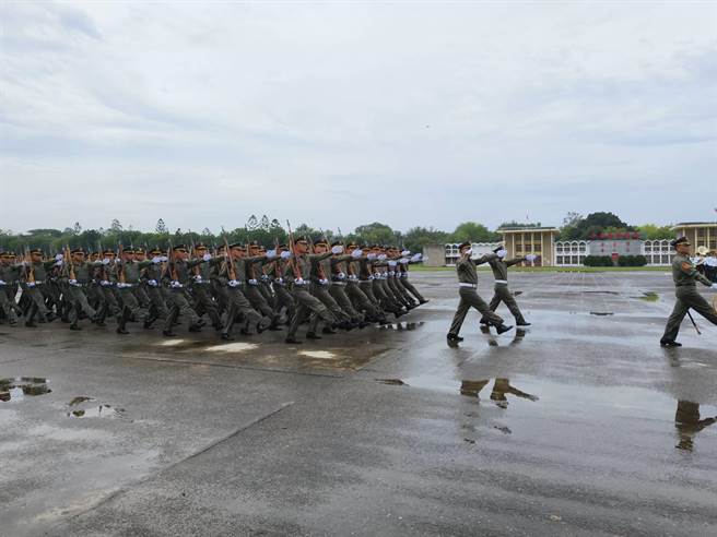 旧版正步。（林雅惠摄）