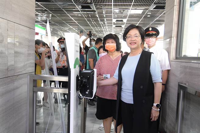 彰化县长王惠美宣布自7月1日起彰化长青幸福卡与交通部台湾铁路管理局合作，搭乘台铁嘛ㄟ通。（孙英哲摄）
