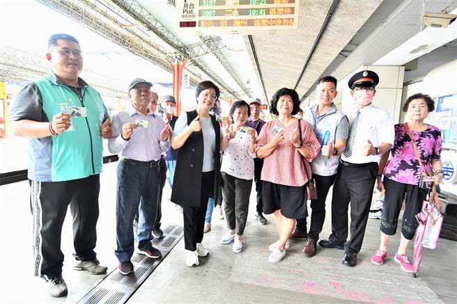 自7月1日起彰化长青幸福卡与交通部台湾铁路管理局合作，搭乘台铁嘛ㄟ通。（孙英哲摄）