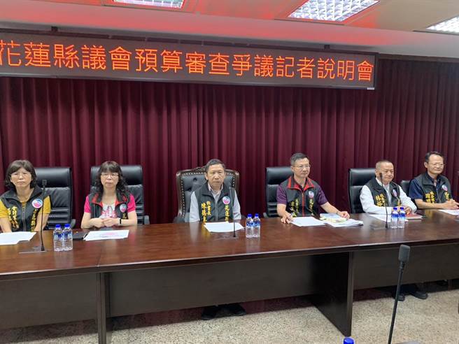 花蓮縣議會祕書長陳德惠（左3）與一級主管呼籲縣府停止製造對立，也希望不要煽動仇恨做出不理性行為。（王志偉攝）