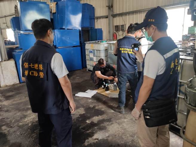 不肖业者租民宅，将废油灌入塔寮坑溪。（警方提供）