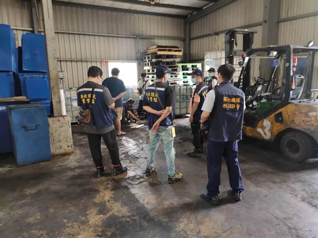 不肖业者租民宅，将废油灌入塔寮坑溪。（警方提供）