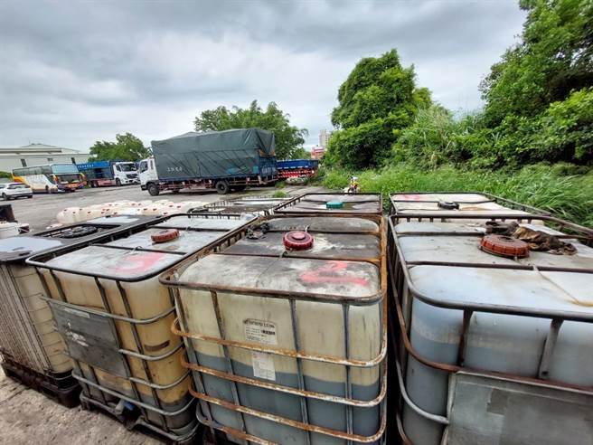 不肖业者租民宅，将废油灌入塔寮坑溪。（警方提供）