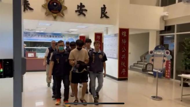 警方逮捕蔡男在内的12嫌。（警方提供）