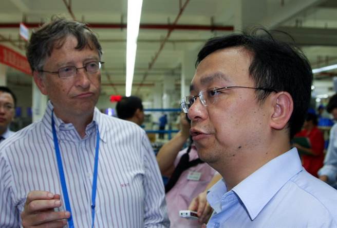 微软创始人比尔·盖兹（左）2010年曾经访陆，并考察比亚迪的研发制造基地。（摘自新华社）