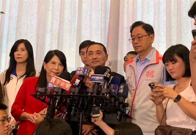 针对政党轮替大联盟议题，国民党总统参选人、新北市长侯友宜16日表示，做不好的政党就该换人是大家共同心愿，他会团结所有力量携手向前。（蔡明亘摄）