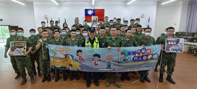 台中市和平警分局15日在丽阳营区特战训练中心宣讲，提升战士防诈、反毒及交通安全观念。（和平警分局提供／陈淑娥台中传真）