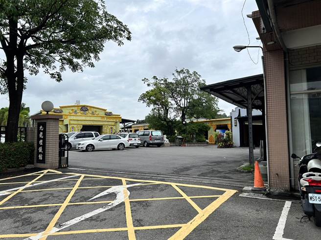 高雄某科大2女大生昨日坠楼身亡，今日遗体相验厘清死因，女大生家属、检察官低调不愿受访，详细死因待检方后续说明。（崔正纲摄）