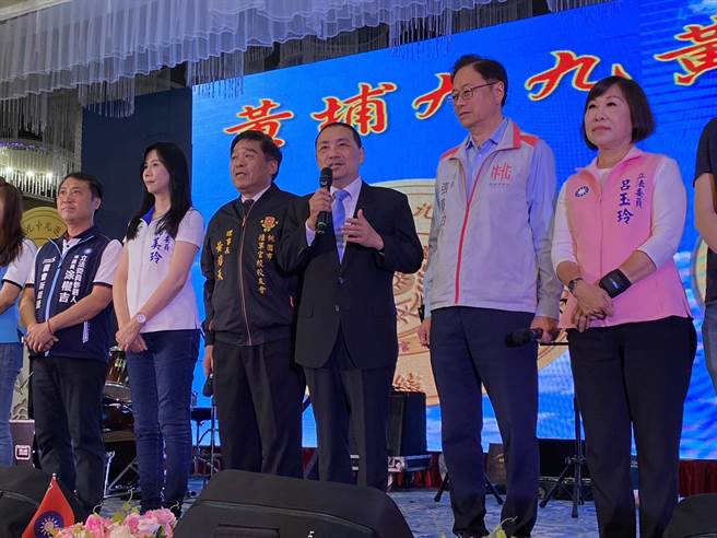 國民黨總統參選人、新北市長侯友宜16日中午赴桃園中壢，出席陸軍官校校友會辦理2023年全民國防宣導暨慶祝黃埔建校99周年饗宴。（蔡明亘攝）