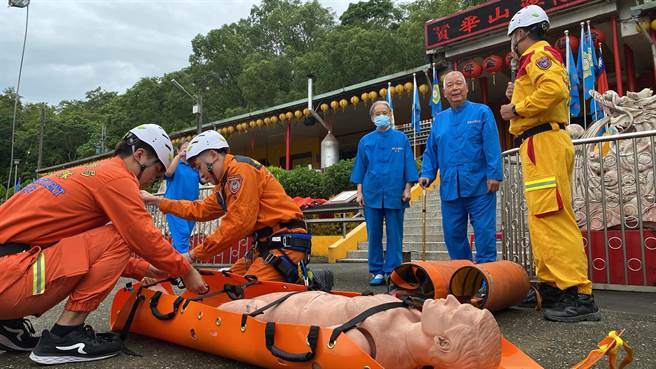 鹿野鄉「寶華山慈惠堂」捐贈關山消防分隊捲式擔架，克服救援「大尺碼」受難者。（蕭嘉蕙攝）