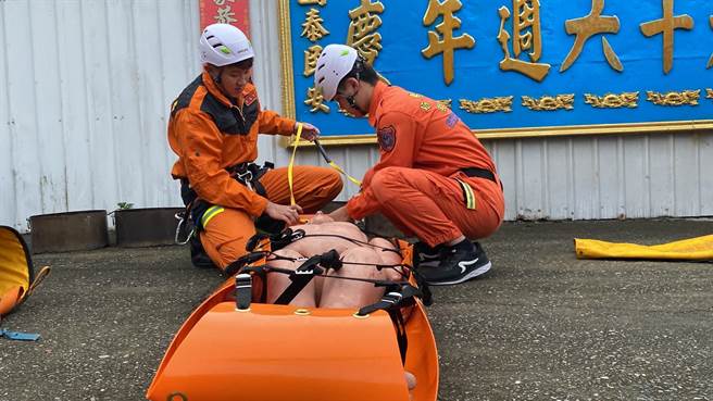 捲式擔架體積小、重量輕巧且方便攜帶，可利用於橫坑、立坑、高低所救助、侷限空間救援、山難救助、雪地救援、直升機吊掛等地形之搬運。（蕭嘉蕙攝）