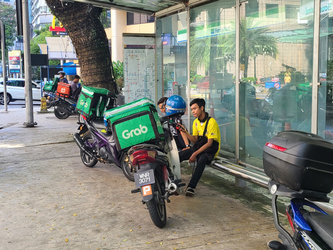 不少大马人受疫情衝击，转战网路平台成为自雇人士，grab送餐员每天都从平台接单，是「零工经济」实践者。（图／中央社）