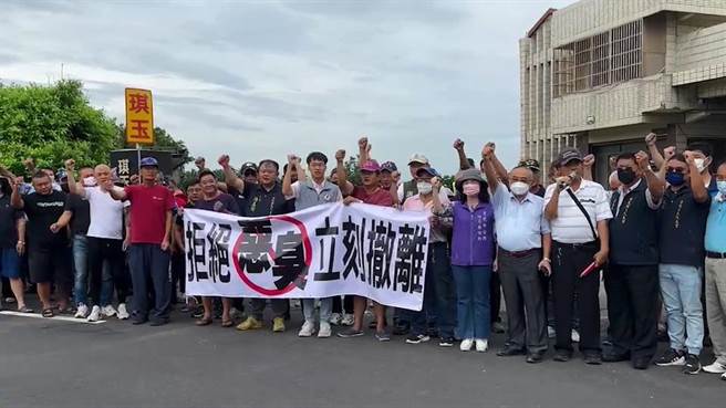 彰化縣芳苑鄉頂廍村民不滿村內一家生物科技公司堆置惡臭廢棄物，齊聚在廠房外拉白布條抗議。（彰化縣環保聯盟提供／孫英哲彰化傳真）