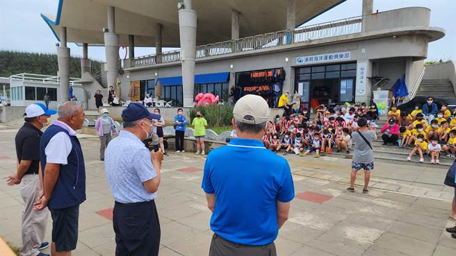 野放海龟时邀请五德及时里国小师生100人共同参与，藉此对两校学生进行海洋保育类野生动物教育宣导。（许逸民摄）