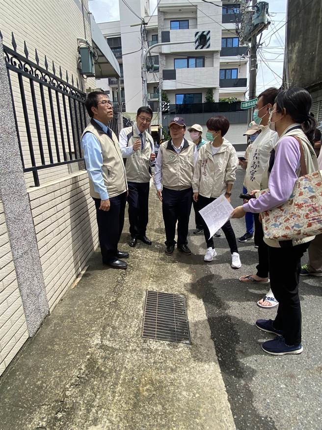 疾管署署长庄人祥（左三）下午视察仁德区登革热防治情形。（曹婷婷摄）