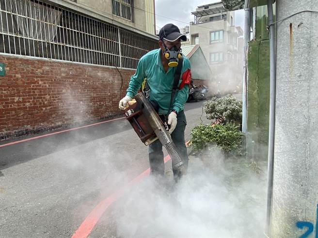 仁德区成功里全面展开化学防治。（曹婷婷摄）