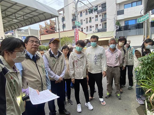 疾管署署长庄人祥（左三）下午视察仁德区登革热防治情形。（曹婷婷摄）