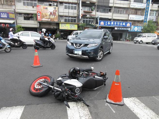 台中市22岁赖姓男子日前骑乘重机车由中正路直行，与开车由对向左转的54岁黄姓男子相撞后倒地，未料赖男才刚要爬起来时，对向车道51岁陈姓女子疑似未注意路口事故左转撞上。（民眾提供／潘虹恩台中传真）