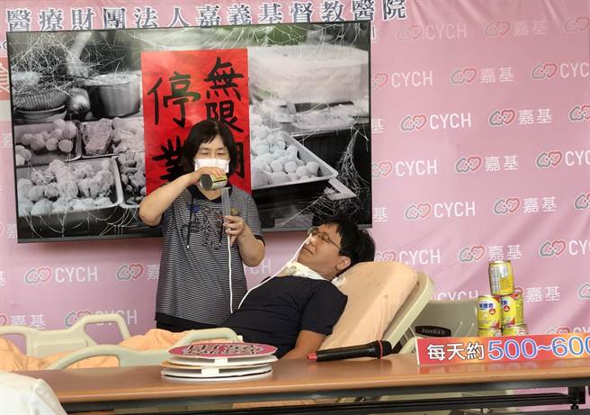 嘉基团队表演行动剧表达长照弱势者需要灌食补充营养。（廖素慧摄）