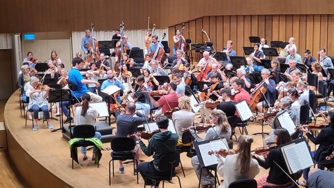 疫情后鹿特丹爱乐管弦乐团再次重返高雄演出，首席指挥拉哈夫．沙尼直呼「像是回家一样」。（李欣恬摄）