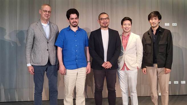 指挥家拉哈夫．沙尼（左二）带领鹿特丹爱乐到高雄演出，右起为钢琴家刘晓禹、小提琴家黄俊文与指挥家简文彬。（李欣恬摄）