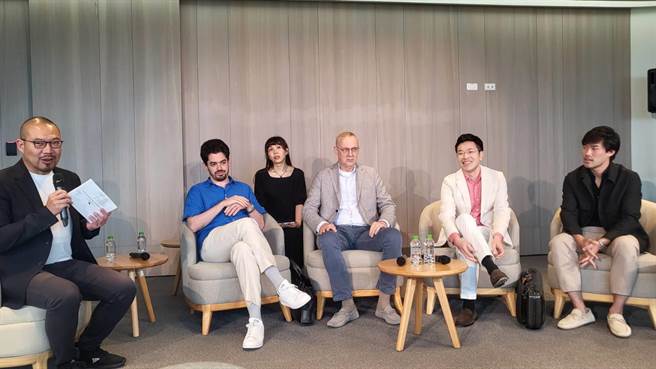 卫武营总监简文彬（左一）表示，原本场馆预定在2016年开幕，当时就想请鹿特丹爱乐担任首场演出，后来因工程而延后开幕，鹿特丹爱乐在2019年才到高雄演出。（李欣恬摄）