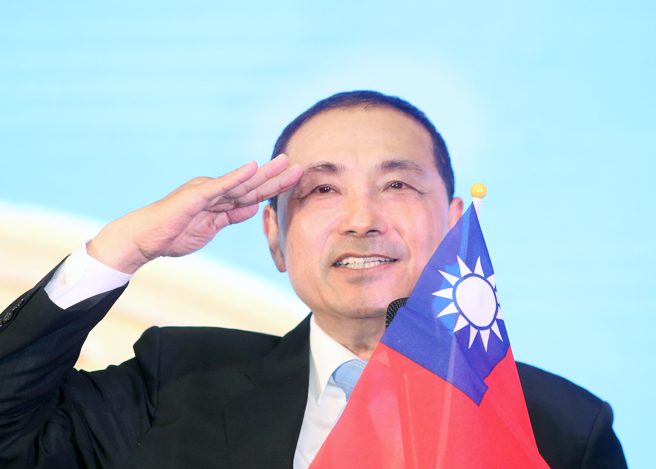 國民黨總統參選人侯友宜16日出席陸軍官校校友會會員大會，並呼籲大家團結一致打贏選戰。（范揚光攝）