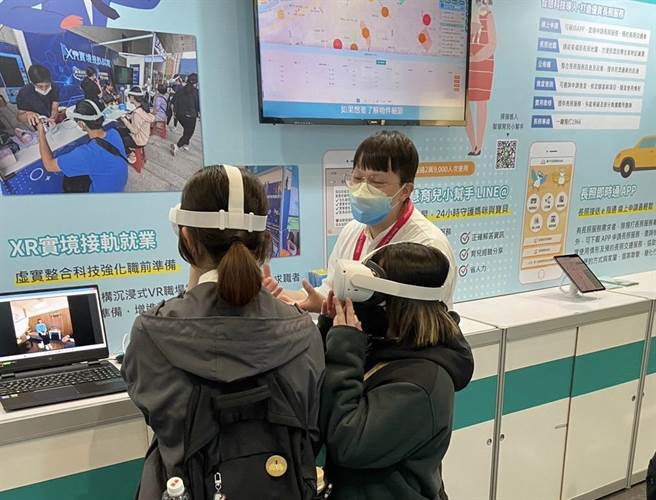 数位局积极推广科技应用，让各局处感受AR和XR的使用情境，特地请讲师加入实际体验的环节，希望不断优化市政服务。（台中市政府提供／张亦惠台中传真）