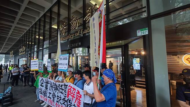 劳团今天不满赴劳动部要求应尽速修法。（林良齐摄）