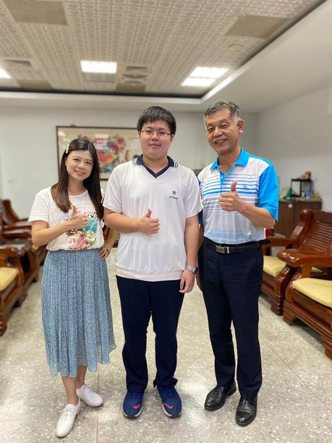 彰化市精誠中學三年級學生林均嶧（中）順利錄取陽明交通大學醫學系，該校校長游源忠（右）與國中導師陳儀芳（左）與有榮焉。（孫英哲攝）