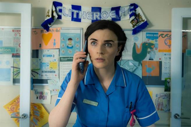 《青春来接招》女主角瑞秋接到男团演唱会门票中奖电话（台北双喜电影提供）