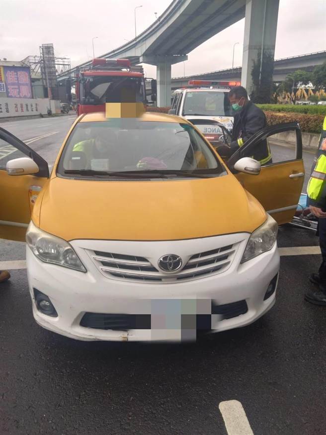 新北市泰山区今(16)早有人发现有辆计程车停路中央，车上还有1名男子坐在驾驶座疑似昏迷。(黄敬文翻摄)