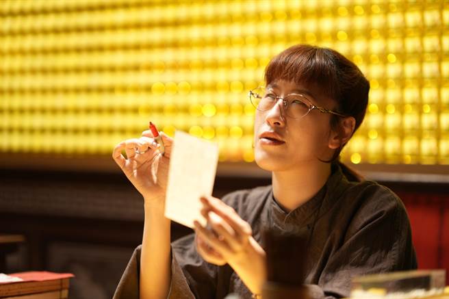 百白在《我的麻吉4個鬼》中翻白眼通靈。（甲上提供）