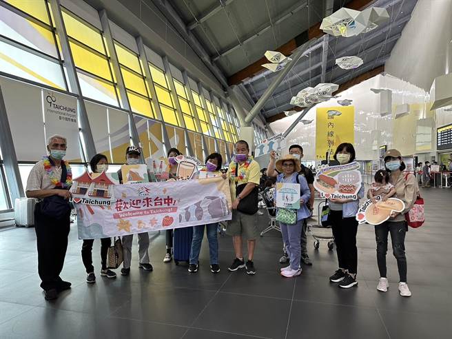 台中市觀光旅遊局在台中國際機場提供「迎賓驚喜箱」，熱情向遊客招手。（觀光旅遊局提供）