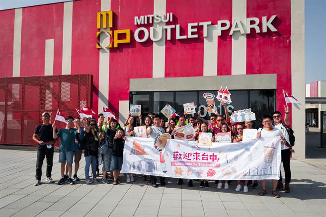 台中市觀光旅遊局提供「迎賓驚喜箱」，熱情向遊客招手。（觀光旅遊局提供）