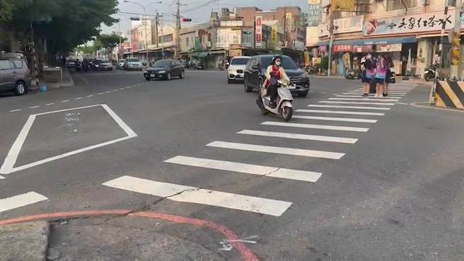 警方近來強力執行汽機車未禮讓行人取締勤務。（資料照片）